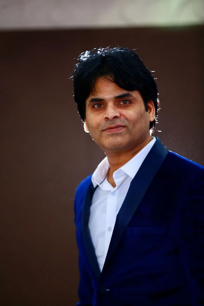 డా. విష్ణు అంజన్ నరెడ్డి, MD (జనరల్ మెడిసిన్) — ప్రొఫెసర్ ఆఫ్ మెడిసిన్ - సీనియర్ కన్సల్టెంట్ ఫిజీషియన్